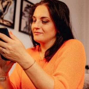 Uśmiechnięta kobieta z telefonem